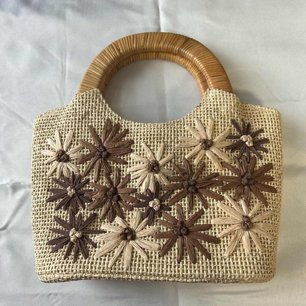 Rolf’s Woven Floral Handbag w/ Wooden wrapped Handles, BOHO style, Snap closure